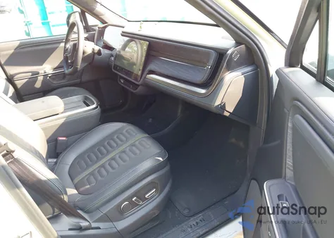 2025 Rivian R1S Adventure Dual Motor Large Pack/Adventure Dual Motor Max Pack z USA, uszkodzony, nr VIN 7PDSGBBAXSN053874